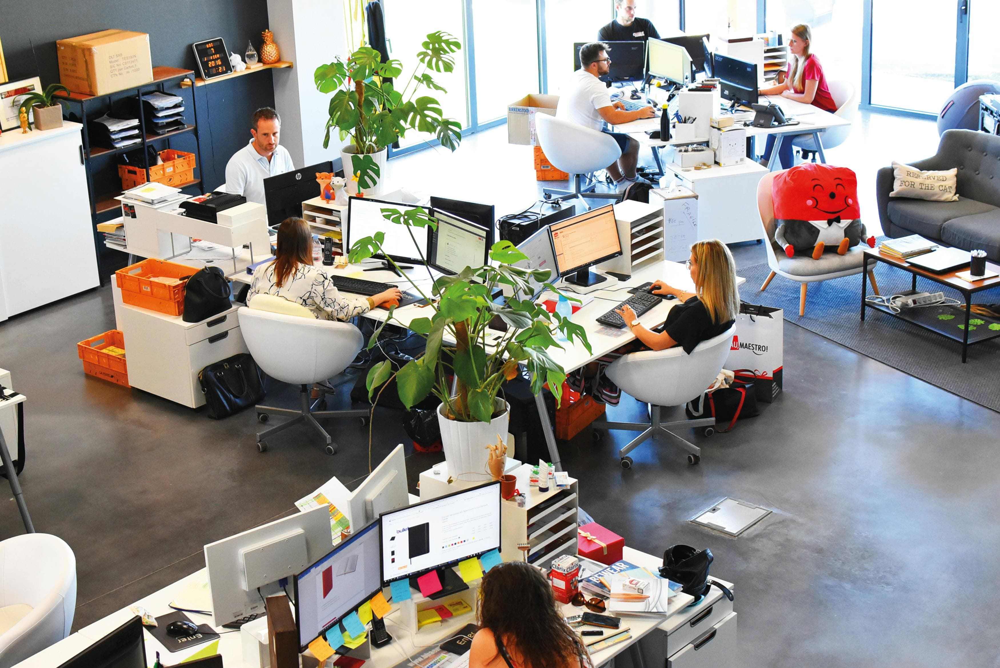 Formation intelligence artificielle en entreprise — équipe en atelier pratique ChatGPT en Suisse romande